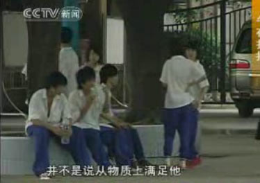 广东汕头中学女生校内被同学扒衣服毒打(组图)