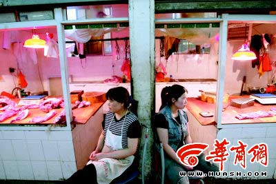 西安市场两家肉店的老板娘却坐在冷清的门口本报记者蔡伟摄 