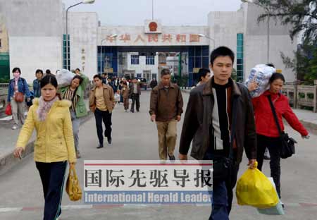 随着中国—东盟自由贸易区建设，中越边境东兴口岸人流日益旺盛。 何丰伦/摄