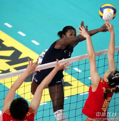 图文:中国女排3-0多米尼加 对手身高优势明显