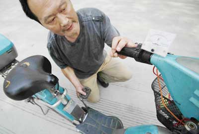 杨涛配杨炯-市民发明可充电的自行车-脚踏板一转就有电能产生