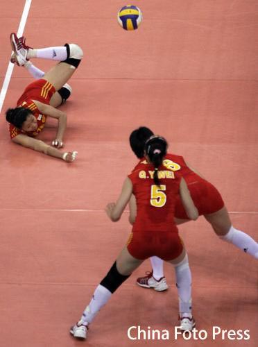 图文:女排精英赛及颁奖仪式 张越红鱼跃救球-搜狐体育