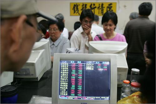 上海股民在证券交易所进行股票交易