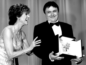 27日，克里斯蒂安·蒙久从颁奖嘉宾简·方达手中接过第60届戛纳电影节最高奖金棕榈奖。