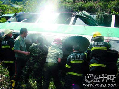 广东乳源发生特大交通事故 5人死亡17人伤(图)