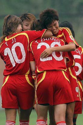 女足队员拥抱庆祝进球