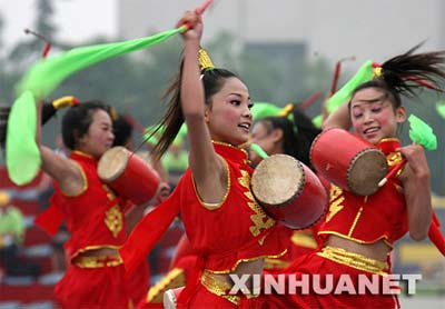 [点击图片进入下一页]   5月31日,北京天安门广场万名青少年联欢活动