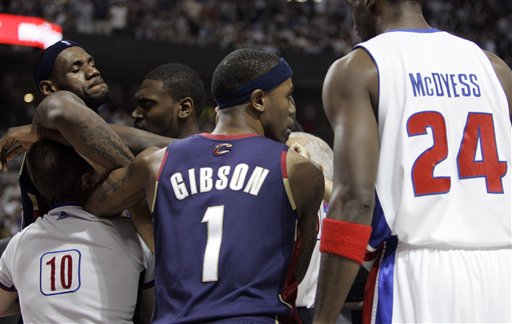 ... 不打架_nba詹姆斯和科比打架,勒布朗詹姆斯打架视频