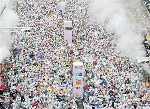 图为：2007年2月首届大都市东京马拉松在冬季的冰冷雨加雪中进行。