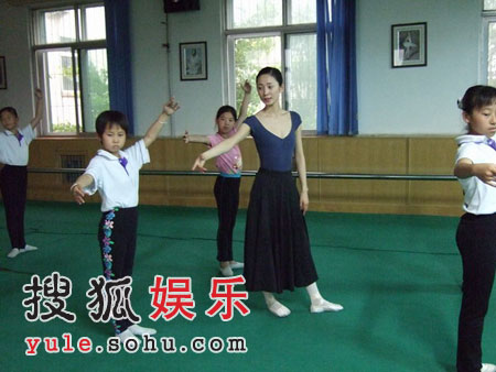 “芭蕾公主”徐筠冒雨送礼 儿童节成校外辅导员