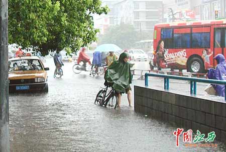 江西南昌突降暴雨 给市民上班带来不便(组图)