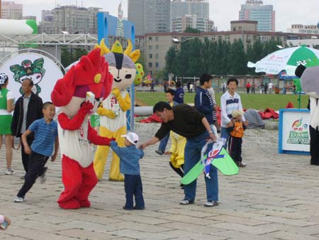 图文：伊利奥运健康中国行长春现场 和福娃玩耍