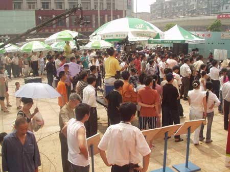 图文：伊利奥运健康中国行长沙 现场人群涌动