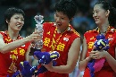 图文：中国女排3-2古巴夺冠 手持奖杯爱不释手