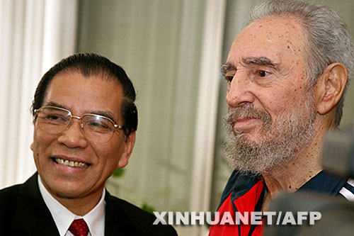 6月2日，古巴领导人菲德尔·卡斯特罗（右）在首都哈瓦那会见来访的越南共产党中央委员会总书记农德孟。