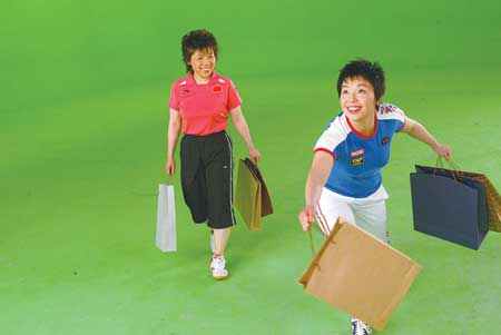 邓亚萍拍摄奥运宣传片 用购物袋上阵打乒乓球