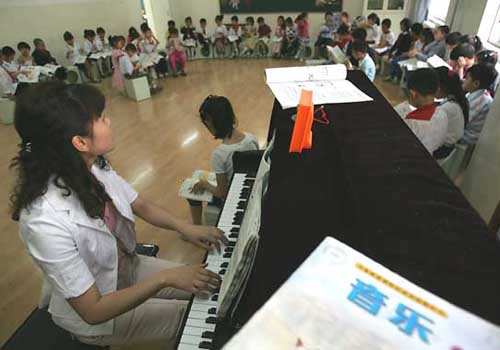 城市的学校大多已经淘汰了落后的风琴,采用钢琴给学生上音乐课