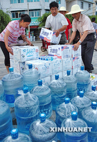 6月4日，抗震救灾指挥部工作人员正在发放饮用水。