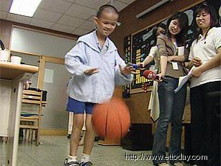 台湾11岁小勇士身受疾病折磨 乐观以对成绩前