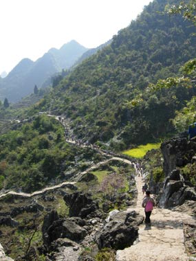 通往学校的山路