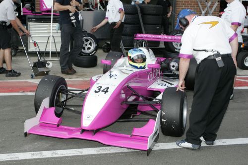 图文:[英国F3]斯尼特顿站 赛前检查轮胎