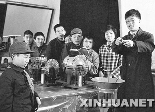 1977年，中国科技大学成立少年班，招收了21名少年大学生。这是少年班的学生在上物理实验课