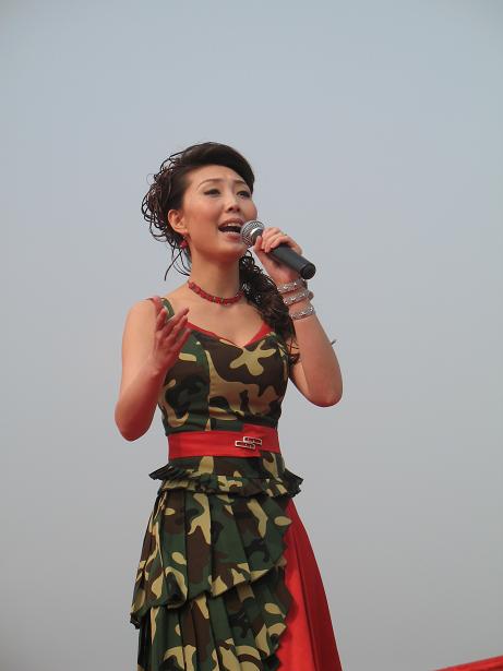 娱乐 有中国人民解放军"五朵军花"之称的军旅歌手燕妮,周京,曾小燕,花