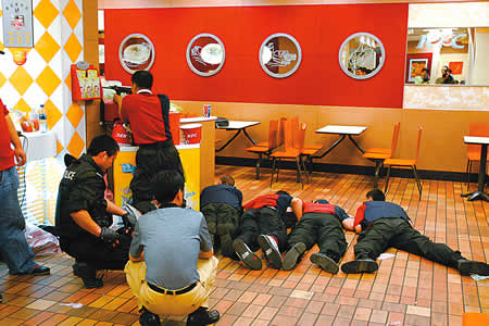 沪肯德基4岁女童被劫持 警方强攻击毙歹徒 组图