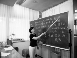 义工队开学习班 70岁公公学粤语歌讲白话(图)