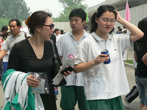 家有考生:闺女,考得咋样呢?作文写啥了?
