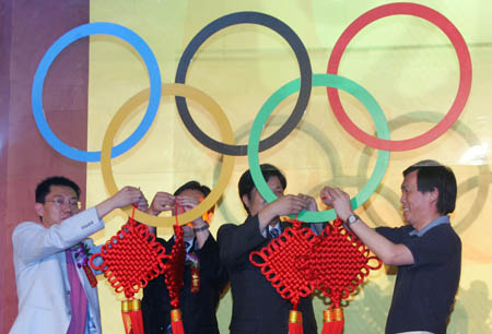 领导共同为五环系上中国结祝福奥运