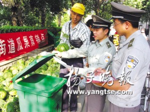 南湖城管规范销售的同时也为瓜农提供便利不收