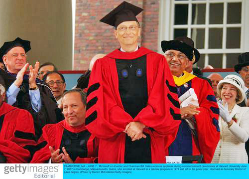 比尔盖茨在哈佛大学新一届的毕业典礼上被授予荣誉法学博士学位