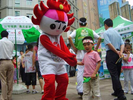 图文：伊利奥运健康中国行重庆现场 和福娃玩耍