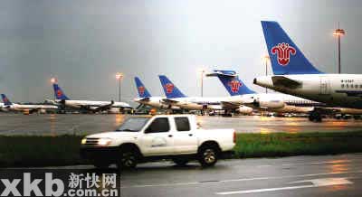 广州暴雨雷电迫停二十余航班 上千旅客滞留机