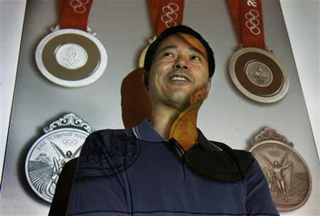图文：奥运奖牌设计师王沂蓬讲解奖牌 面露微笑