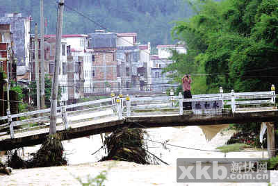 广东强暴雨水淹紫金县城 21万人受灾数千人被