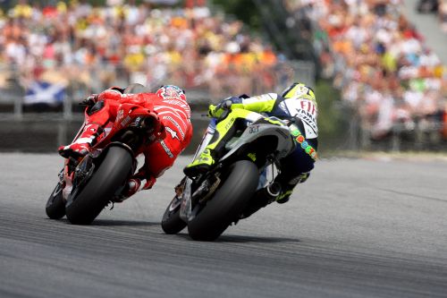 图文:[MotoGP]西班牙站决赛 罗西追赶斯通纳