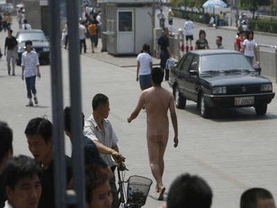 裸体男子旁若无人地走在大街上