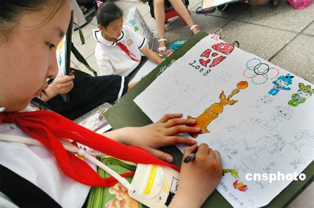 图文：安徽迎奥运大型绘画活动 一笔一划绘奥运