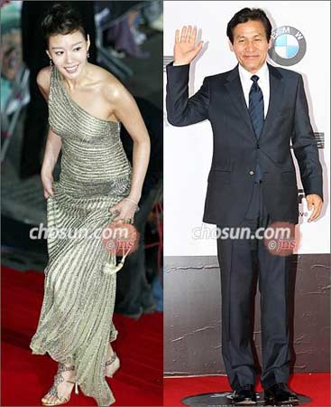  8日晚在首尔世宗文化会馆举行的“第44届韩国电影大钟奖”颁奖仪式上，分获最佳男女主角奖的安圣基和金亚中