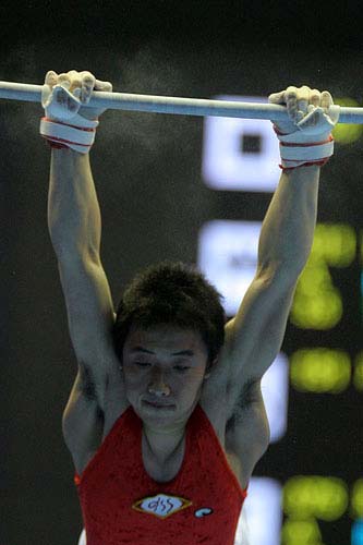 图文:体操全锦赛名将失手 邹凯在单杠比赛中