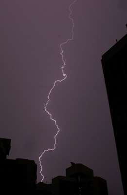 雷电交加,大雨倾盆