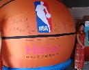 图文：NBA海尔训练营启动仪式  签名“篮球”