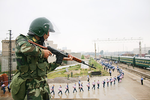 云南武警押送重刑犯转移(组图)