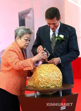 中国国务院副总理吴仪（左）与俄罗斯副总理茹科夫将奠基典礼纪念物――镶有中俄两国硬币的水晶放入奠基盒中。