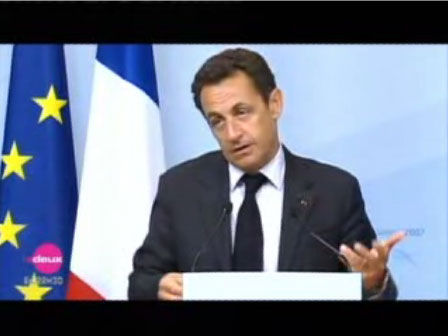 新任法国总统萨科齐似乎喝醉了酒，在新闻发布会上摇头晃脑，让人大跌眼镜。