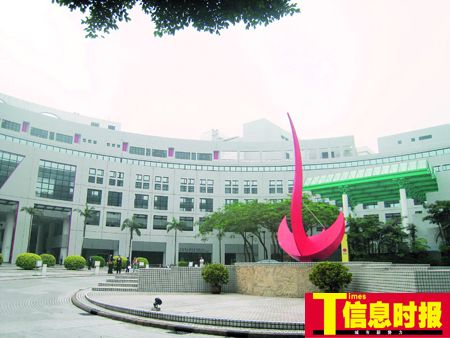 校门口的火鸟雕塑是香港科技大学的标志。