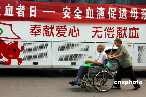 图:世界献血日安徽亳州市民忙献血
