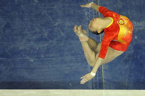 图文:体操全锦赛女子全能 何宁表演杨波跳